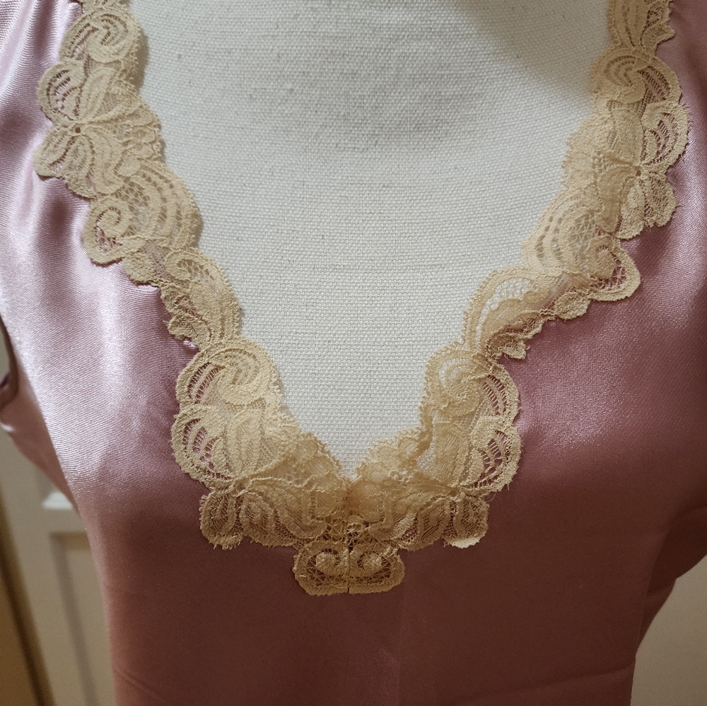 Nine & Company Women's Sleeveless Lace V-neck Nightgown - Picture 3 of 9